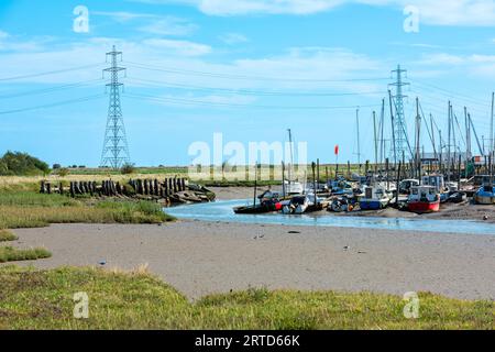 Varie barche e yacht a Oare Creek vicino a Faverhsam nel Kent Foto Stock