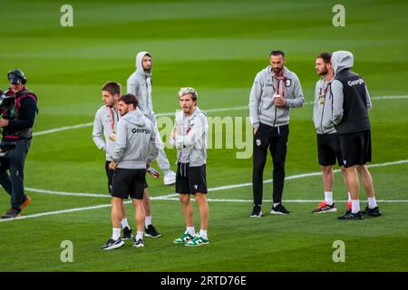 Oslo, Norvegia, 12 settembre 2023. Alcuni giocatori georgiani ispezionano il campo di Ullevål prima della partita di qualificazione Euro 2024 tra Norvegia e Georgia allo stadio Ullevål di Oslo. Crediti: Frode Arnesen/Alamy Live News Foto Stock