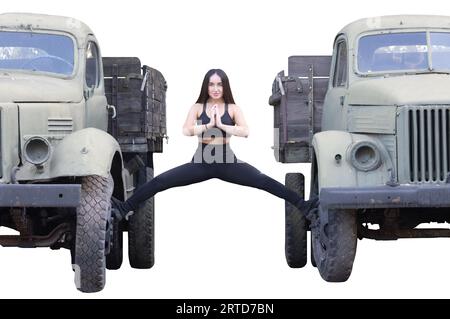 ragazza che fa le spaccature tra veicoli militari isolati su bianco Foto Stock