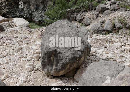 Pietre e massi ai piedi di una montagna nelle Alpi Berchtesgaden Foto Stock