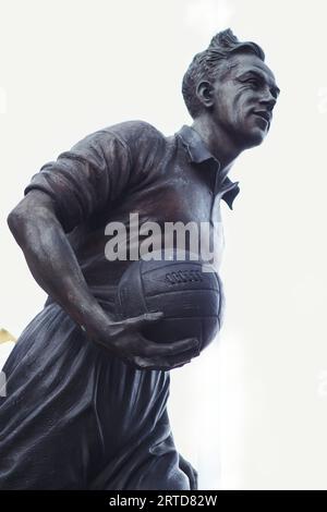 Statua di Billy Wright CBE, ex capitano dei Wolverhampton Wanderers e dell'Inghilterra, a Molineux a Wolverhampton Foto Stock