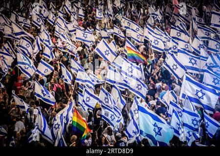 Gerusalemme, Israele. 11 settembre 2023. Una folla di manifestanti anti anti-riforma sventola le bandiere israeliane durante una manifestazione a Gerusalemme. Migliaia di manifestanti anti-governativi israeliani si sono radunati fuori dalla Corte Suprema lunedì, alla vigilia di una storica udienza su un'offerta della coalizione del primo ministro Benjamin Netanyahu per frenare i poteri della corte. Credito: SOPA Images Limited/Alamy Live News Foto Stock