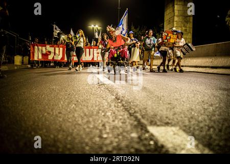 Gerusalemme, Israele. 11 settembre 2023. I manifestanti anti anti-riforma cantano slogan mentre marciano durante una manifestazione a Gerusalemme. Migliaia di manifestanti anti-governativi israeliani si sono radunati fuori dalla Corte Suprema lunedì, alla vigilia di una storica udienza su un'offerta della coalizione del primo ministro Benjamin Netanyahu per frenare i poteri della corte. (Foto di Eyal Warshavsky/ SOPA Images/Sipa USA) credito: SIPA USA/Alamy Live News Foto Stock