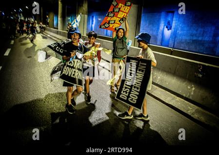 Gerusalemme, Israele. 11 settembre 2023. I bambini tengono in mano cartelli e adesivi durante una dimostrazione a Gerusalemme. Migliaia di manifestanti anti-governativi israeliani si sono radunati fuori dalla Corte Suprema lunedì, alla vigilia di una storica udienza su un'offerta della coalizione del primo ministro Benjamin Netanyahu per frenare i poteri della corte. (Foto di Eyal Warshavsky/ SOPA Images/Sipa USA) credito: SIPA USA/Alamy Live News Foto Stock