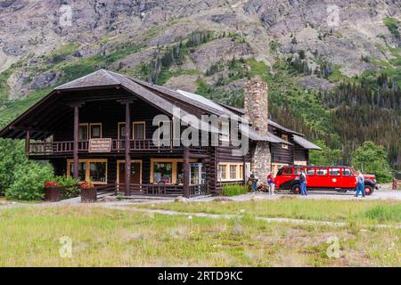 Autobus Red Jammer presso il Two Medicine General Store nel Glacier National Park in Montana. Introdotto nel parco negli anni '1930, gli autobus turistici rossi d'epoca Foto Stock