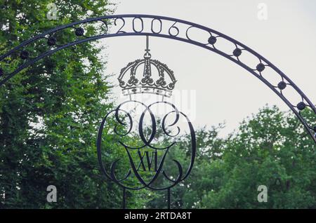 Corona reale sopra il cancello d'ingresso del Palazzo Solliden, la residenza estiva della famiglia reale svedese, Borgholm, isola di Öland, Svezia. Foto Stock