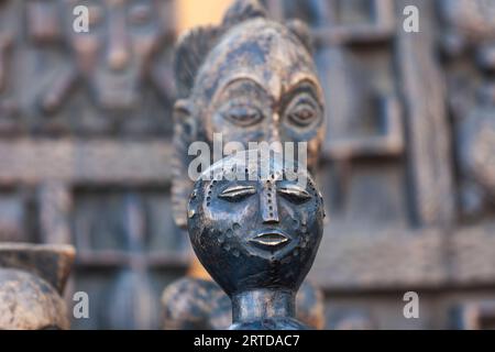 Vecchia maschera africana con una patina fatta di legno, stalla di venditori ambulanti in Botswana Foto Stock