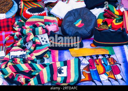 Abbigliamento rastafariano in vendita presso un venditore ambulante, diversi articoli nei colori tradizionali Foto Stock