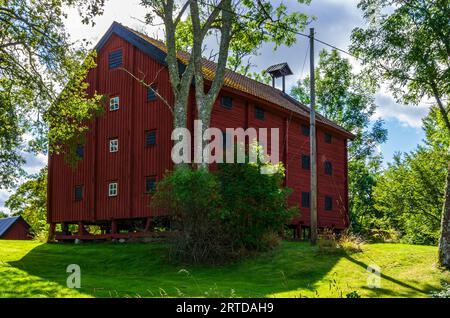 Vecchio edificio storico in costruzione regionale tipica a Smaland, regione di Oskarshamn, contea di Kalmar, Svezia. Foto Stock