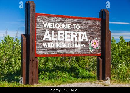 Cartello di benvenuto per i viaggiatori dagli Stati Uniti al Canada, al Glacier Nationa Park e all'ingresso di Waterton Lakes ad Alberta. Foto Stock