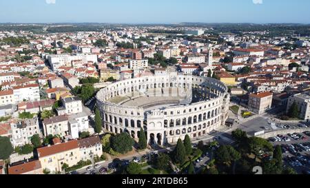 Una vista aerea dell'Arena di Pola situata a Pola, Croazia. È l'unico anfiteatro romano rimasto ad avere quattro torri laterali interamente conservate. Foto Stock