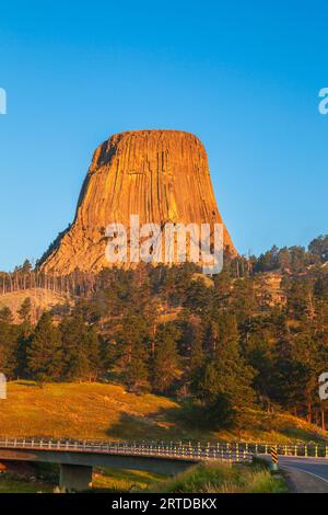 Alba sul Devil's Tower National Monument in Wyoming. Devils Tower, che sorge a 1267 metri sopra il Belle Fourche River, è stata la prima nazionale monum Foto Stock