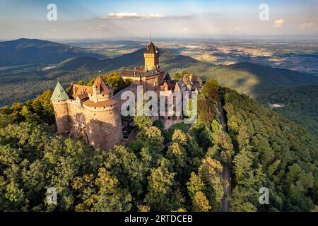 Die Hohkönigsburg Chateau du Haut-Koenigsbourg aus der Luft gesehen, Orschwiller, Elsass, Frankreich | Vista aerea del castello di Haut-Ko Foto Stock