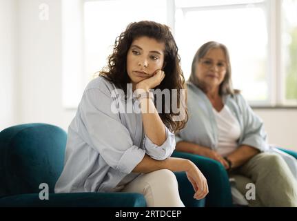 Turbata offesa infelice donna caucasica adulta ignora la vecchia mamma, ha stress, depressione al litigio Foto Stock