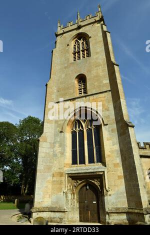 La Torre della Chiesa di San Pietro a Winchcombe con un meraviglioso cielo blu alle spalle Foto Stock