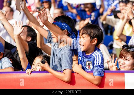 GENK, BELGIO - 12 SETTEMBRE: Tifosi e tifosi del Giappone festeggiano la vittoria delle sue squadre durante l'amichevole internazionale tra Turkiye e il Giappone alla Cegeka Arena il 12 settembre 2023 a Genk, in Belgio. (Foto di Joris Verwijst/Agenzia BSR) Foto Stock