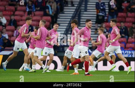 Andrew Robertson scozzese si scalda davanti alla partita amichevole internazionale a Hampden Park, Glasgow. Data foto: Martedì 12 settembre 2023. Foto Stock