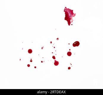 Gocce di sangue, schizzi e striscio di liquido sanguinoso su sfondo bianco isolato. Spazzola. Elemento di progettazione. Medicina, Halloween. Copia spazio Foto Stock