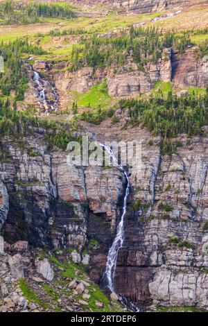 Cascata lungo il lato di andare al sole strada nel Parco Nazionale di Glacier nel Montana. Foto Stock
