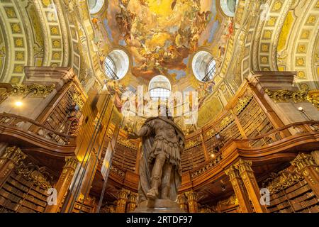 Statua dell'imperatore di Carlo vi Di Peter e Paul Strudel, sala di Stato della Biblioteca Nazionale austriaca a Vienna, Austria, Europa Foto Stock