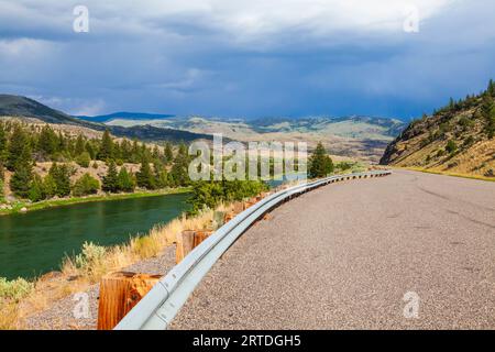 Il fiume Yellowstone lungo la panoramica autostrada US 89 nel Montana. Il fiume Yellowstone nasce nel Wyoming nordoccidentale, nella catena montuosa di Absaroka. Foto Stock