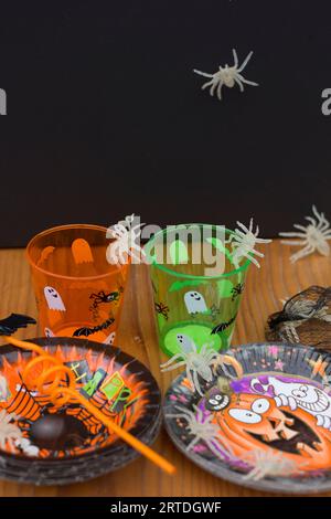 Festa di Halloween con coppette e piatti a base di ragni striscianti Foto Stock