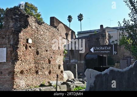 Esci (uscita) per Campidoglio, segui le indicazioni per il foro Romano a Roma, Italia, ottobre 31 2022 Foto Stock