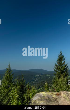 Vista estiva vicino alla torre panoramica di Stepanka nelle fresche e calde montagne di Jizerske Foto Stock