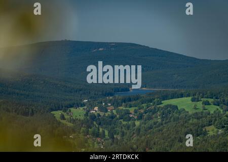 Vista estiva vicino alla torre panoramica di Stepanka nelle fresche e calde montagne di Jizerske Foto Stock