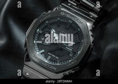 Foto Casio G-shock GM-2100 su rivestimento in lattice di gomma nera Foto Stock