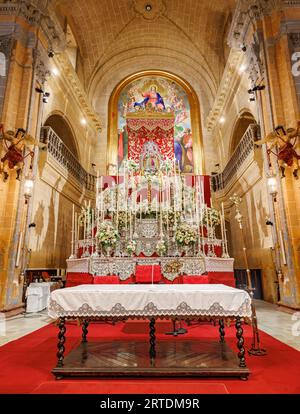 Moguer, Spagna - 3 settembre 2023: Vergine di Montemayor nell'altare maggiore della chiesa di nostra Signora di Granada, tempio cattolico nella città spagnola di Foto Stock