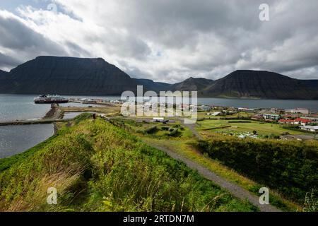 Flateyri, Islanda. Un villaggio di pescatori nei Westfjords dell'Islanda. Foto Stock