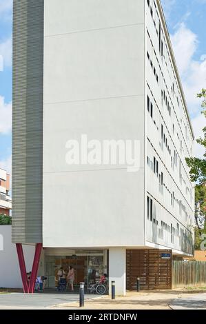 Viladecans, Spagna - 12 settembre 2023: Assistenza sanitaria e sociale completa presso il Frederica Montseny Center di Viladecans, promuovendo bene la comunità Foto Stock