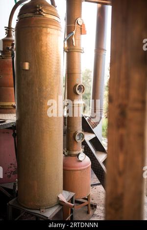 Pentola di rame per l'industria della distillazione. Produzione di alcolici. Foto Stock