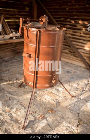 Produzione di miele. Estrattore manuale di miele. Foto Stock