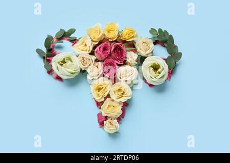 Utero fatto di bellissimi fiori su sfondo blu Foto Stock