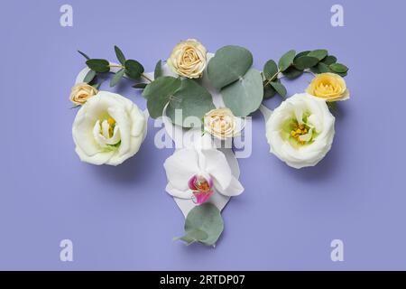 Utero fatto di bellissimi fiori su sfondo blu Foto Stock