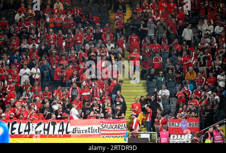 Stoccolma, Svezia. 12 settembre 2023. Tifosi austriaci, tifosi in tribuna durante la partita di calcio di qualificazione del gruppo F Euro 2024 tra Svezia e Austria alla Friends Arena di Stoccolma, Svezia, il 12 settembre 2024.foto: Fredrik Sandberg/TT/code 10080 credito: TT News Agency/Alamy Live News Foto Stock