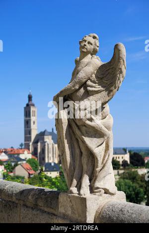 Kutna Hora, Repubblica Ceca, Cechia - 8 settembre 2023: Centro storico della città vecchia e della città. Paesaggio urbano con edificio, torre e chiesa di san Foto Stock