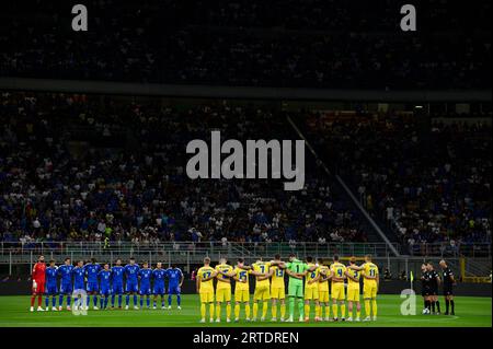 Milano, Italia. 12 settembre 2023. Giocatori e funzionari osservano un minuto di silenzio per le vittime di Earthwuake in Marocco prima della partita di qualificazione europea UEFA EURO 2024 tra Italia e Ucraina. Crediti: Nicolò campo/Alamy Live News Foto Stock