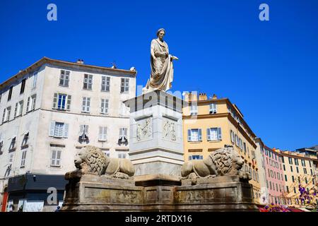 Il monumento Napoleone Bonoparte e le case colorate di Ajaccio, isola della Corsica. Francia. Foto Stock