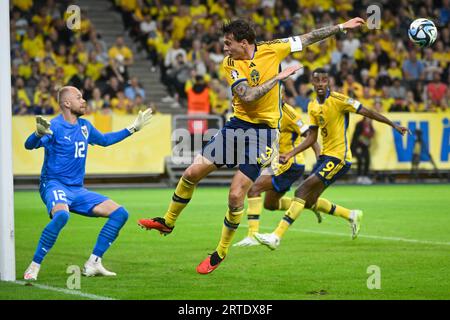 Stoccolma, Svezia. 12 settembre 2023. Il portiere austriaco Alexander Schlager (L) e il svedese Victor Nilsson Lindelof (C) in azione durante la partita di calcio di qualificazione del gruppo F Euro 2024 tra Svezia e Austria alla Friends Arena di Stoccolma, Svezia, il 12 settembre 2024. Foto: Fredrik Sandberg/TT/code 10080 credito: TT News Agency/Alamy Live News Foto Stock