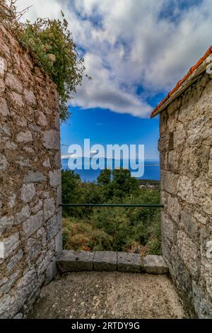 Panorama sulla città di Drvenik in Croazia vista dalla Fortezza di Gradina Foto Stock