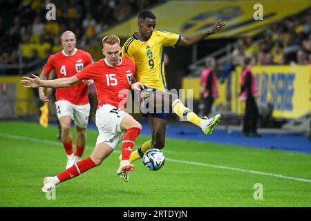 Stoccolma, Svezia. 12 settembre 2023. L'austriaco Philipp Lienhart (L) e lo svedese Alexander Isak in azione durante la partita di calcio di qualificazione del gruppo F di Euro 2024 tra Svezia e Austria alla Friends Arena di Stoccolma, Svezia, il 12 settembre 2024. Foto: Fredrik Sandberg/TT/code 10080 credito: TT News Agency/Alamy Live News Foto Stock