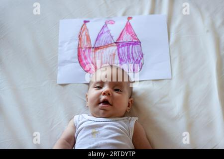 Compleanno di corona di carta per un baby-girl Foto stock - Alamy