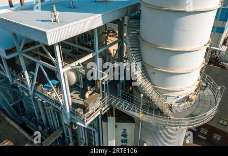 Vista aerea di un grande complesso industriale con moderne centrali termiche Foto Stock