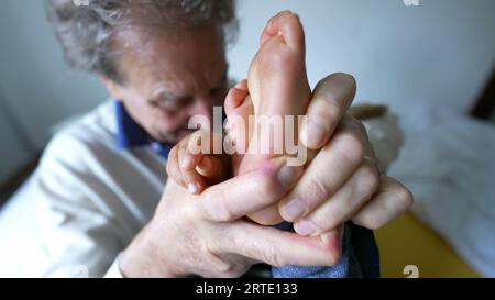 Nonno e nipote si legano, uomo anziano che abbraccia e gioca con il nipote. Tempo di qualità, stile di vita familiare Foto Stock