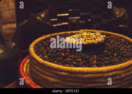 Dubai, Emirati Arabi Uniti - 12th ottobre 2022: Vista dall'alto chicchi di caffè arabico crudo e arrostito con macinacaffè e attrezzi per la preparazione del caffè. Tour del museo del caffè a Dubai Foto Stock