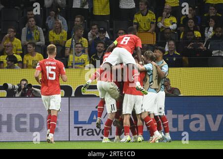 Stoccolma, Svezia. 12 settembre 2023. I giocatori austriaci festeggiano dopo aver segnato punti durante la partita di calcio di qualificazione del gruppo F di Euro 2024 tra Svezia e Austria alla Friends Arena di Stoccolma, Svezia, il 12 settembre 2024. Foto: Fredrik Sandberg/TT/code 10080 credito: TT News Agency/Alamy Live News Foto Stock