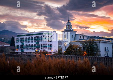 Telavi, Georgia - 6th novermber, 2022: Vecchi edifici storici nel centro di Telavi zona della città vecchia. Architettura georgiana nella regione di Kakheti, Telavi t Foto Stock